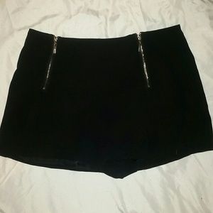 LIGHTWEIGHT BLACK SHORTS WITH GOLD ZIPPERS